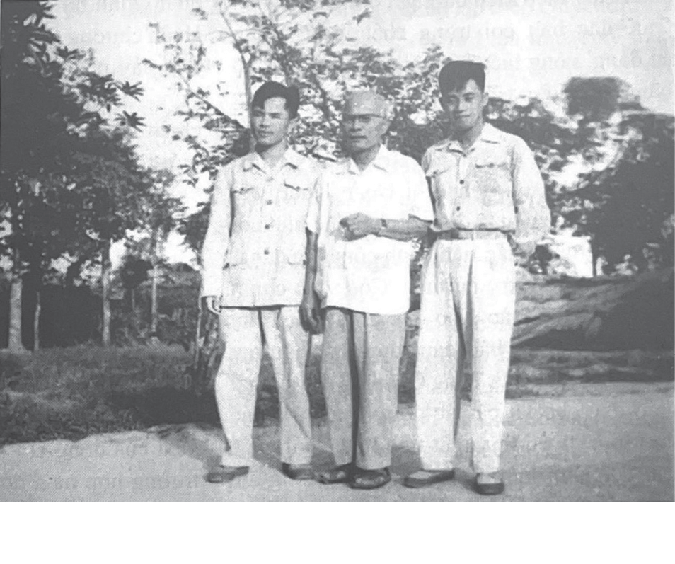 Đại t&aacute; Đo&agrave;n Khu&ecirc; - B&iacute; thư Lữ đo&agrave;n uỷ Lữ đo&agrave;n 341 (người b&ecirc;n phải) đ&oacute;n Ph&oacute; Chủ tịch nước T&ocirc;n Đức Thắng thăm đơn vị năm 1959 - Ảnh: Gia đ&igrave;nh Đại tướng Đo&agrave;n Khu&ecirc; cung cấp